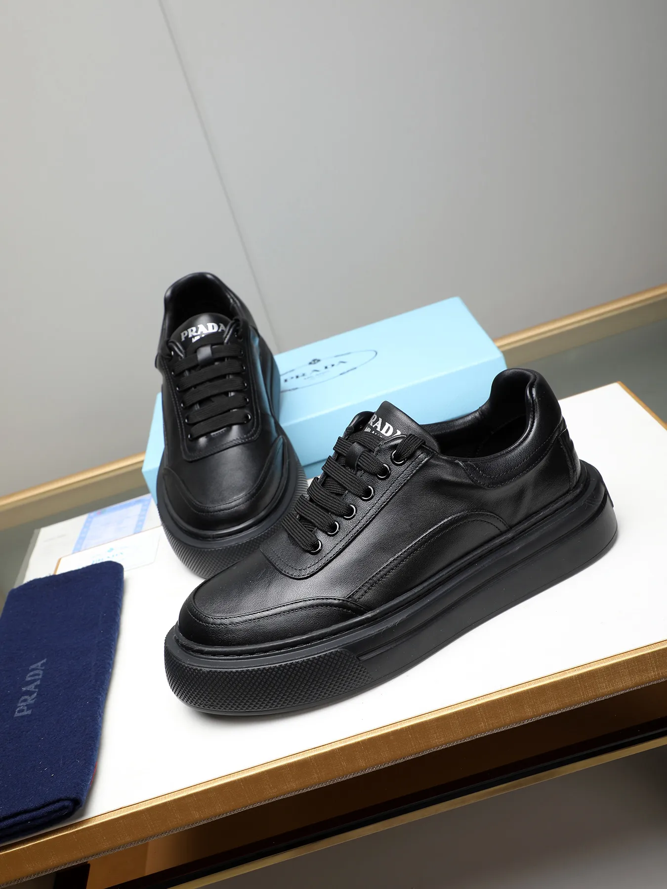 Men's shoes 💰500 Prada/Prada Men's new casual shoes, this upper is made of imported calfskin. The outside is decorated with the P family's classic metal triangle enamel logo, with cowhide lining and cowhide for the foot pads. The outsole is made of non-slip sports exclusive rubber outsole with logo, which feels good on the feet. It is a fashionable and fashionable item!  Size: 38-44 (45 customized)